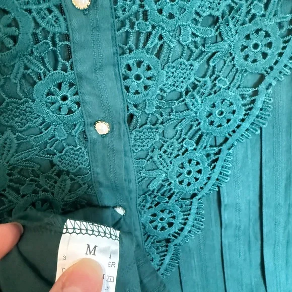 Chic Forest Green Lace Blouse - Picture 2 of 7